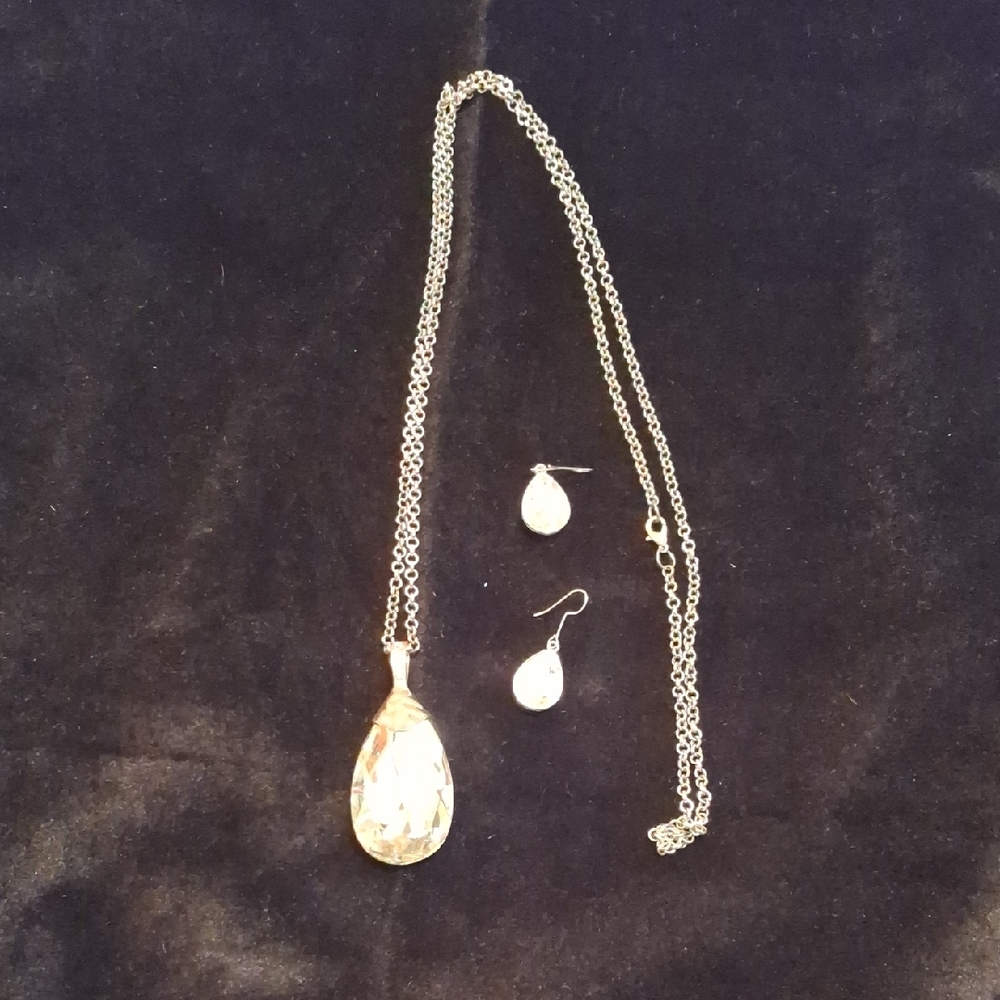 Stunning Silver Teardrop Necklace and Earring Set